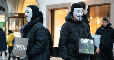 Perceived corruption causes distrust and selfish behavior