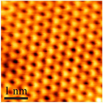 Afbeelding 1: Scanning tunnelling microscopie topografie van het honingraatroost