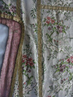 Achttiende-eeuwse priesters droegen kleding gemaakt van tweedehands damesjaponnen