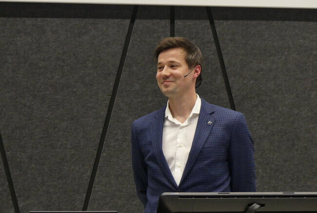 Microtechniek - Foto: Jaap van der Aar (rechts) met een van zijn promotors Sebastiaan Overeem. Microtechniek