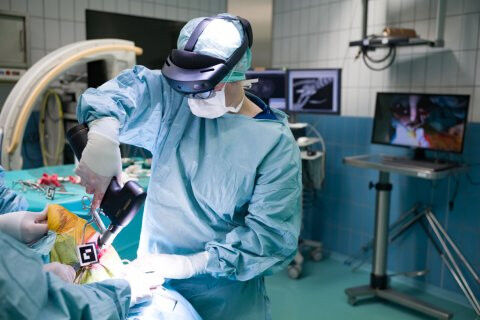 Gezondheid - Een operatie waarbij een hond een heupimplantaat ontvangt in het Universitair Dierziekenhuis. Foto: Bas Niemans Gezondheid