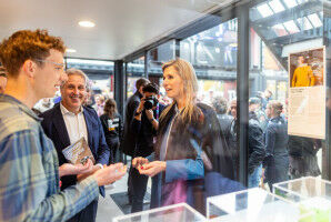 Koningin Máxima onder indruk van TU/e-expositie DDW
