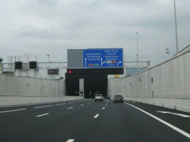 Studenten geschiedenis onderzoeken historische figuren in publieke ruimte