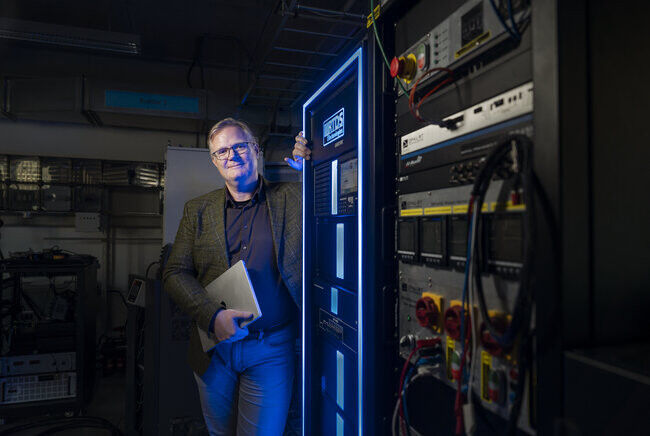 Electroengineering - Environment - Koen Kok in the Smart Grid Lab on the TU/e campus. Photo: Vincent van den Hoogen Electroengineering - Environment